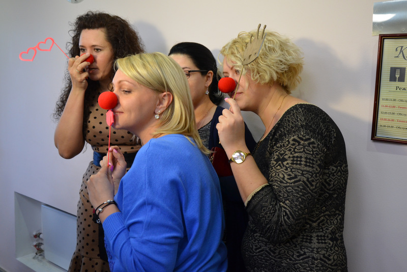 Сотрудники ОАО «ТЭК» в День смеха примерили красные носы