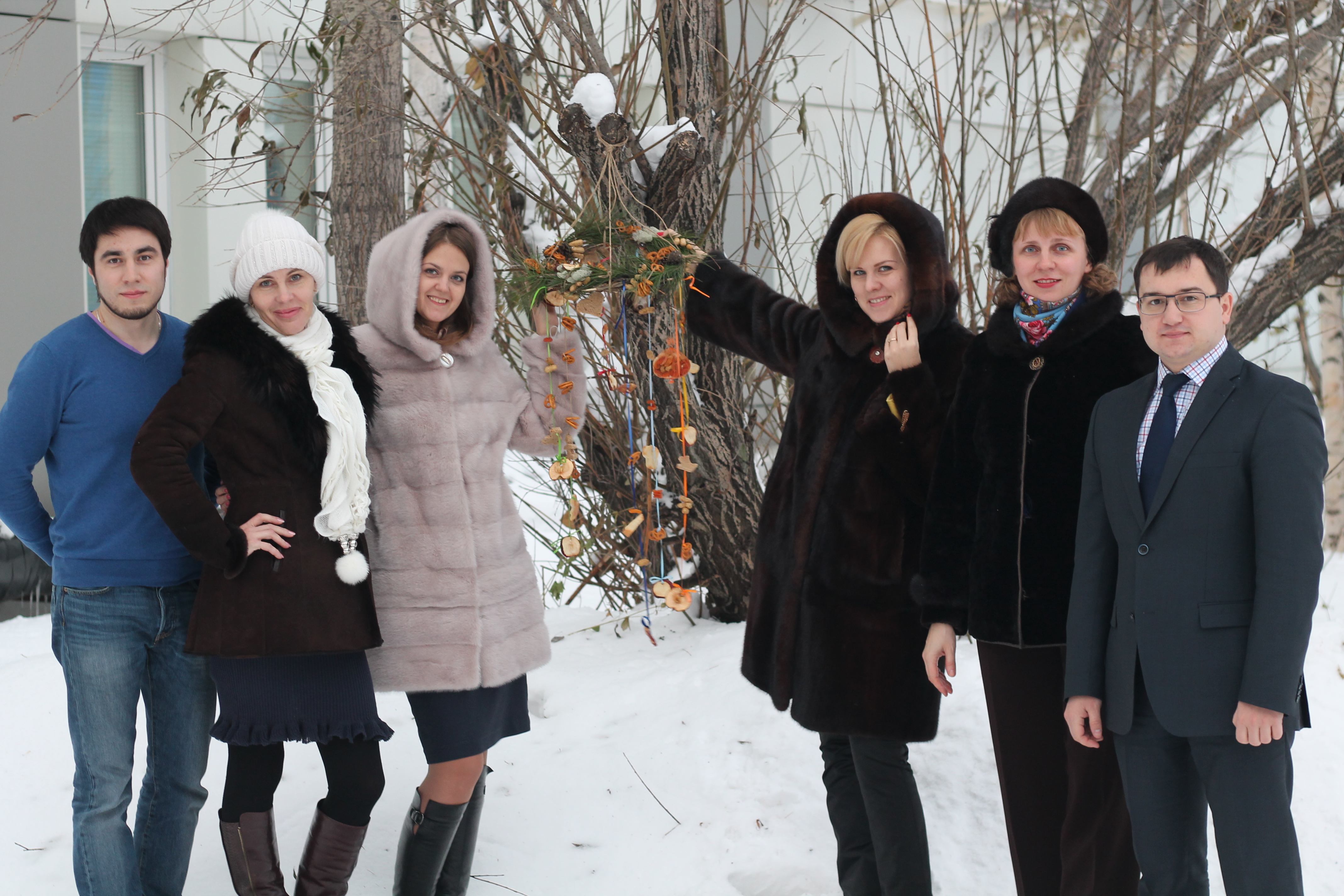 Сотрудники Тюменской энергосбытовой компании позаботились о зимующих птицах