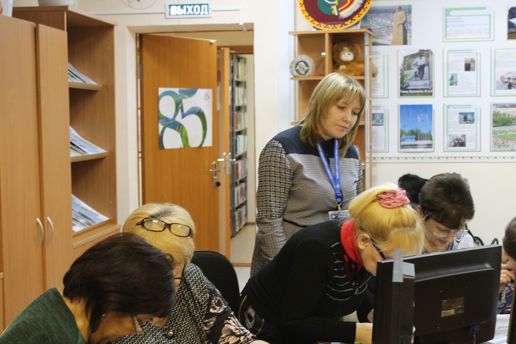 Пенсионеров Муравленко научили работать с "Личным кабинетом клиента"