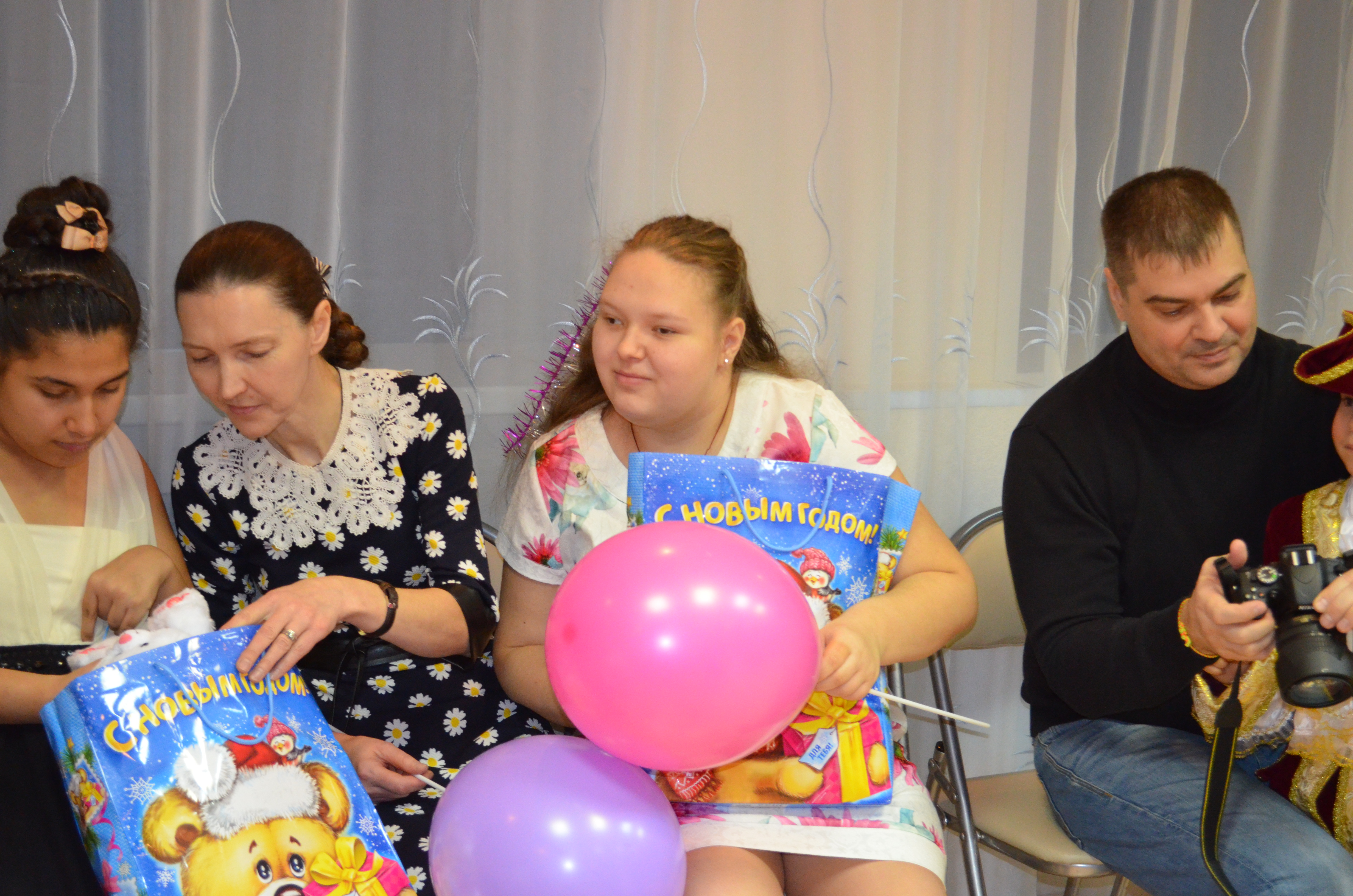 Под новый год подарки дарит не только Дед Мороз – Тюменская энергосбытовая компания поздравила детей Сургута и Нефтеюганска с Новым годом