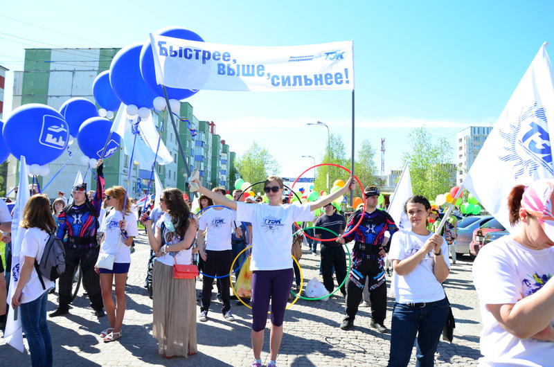 Молодежь Тюменской энергосбытовой компании приняла участие в праздничном шествии в Сургуте