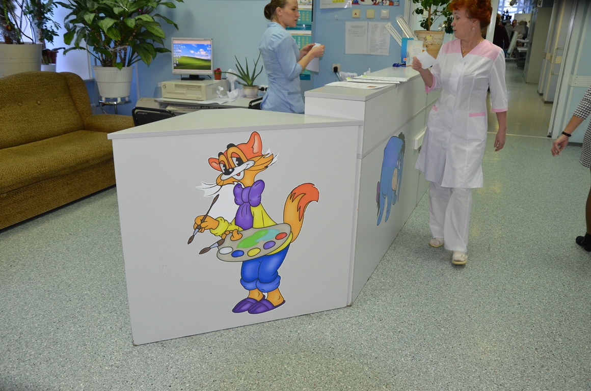 Тюменская энергосбытовая компания украсила детские отделения Сургутской травматологической больницы