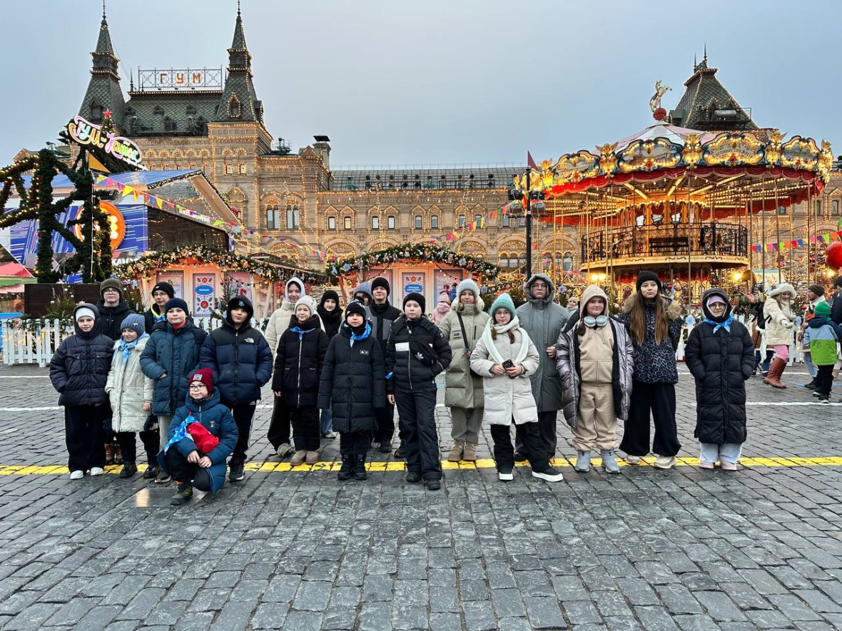 1 Первым делом ребята окунулись в сказочную атмосферу Красной площади.JPG