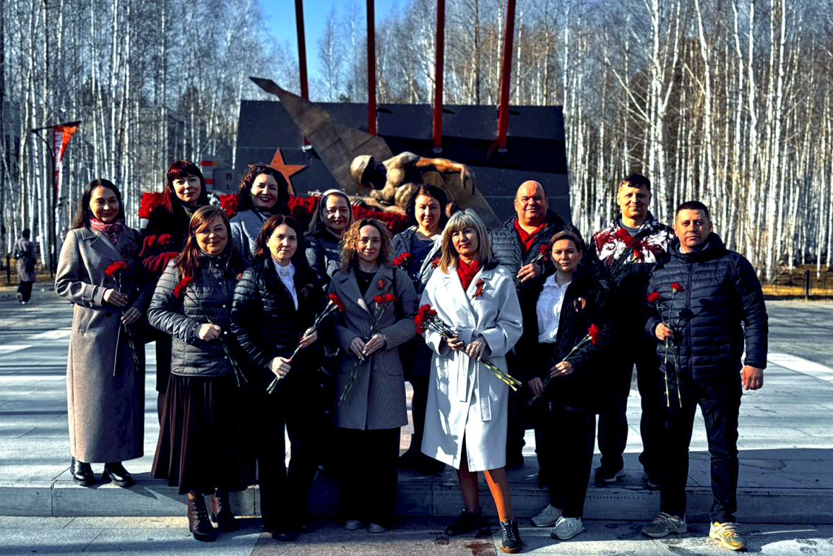 Энергетики Нижневартовска у мемориала «Воинам-землякам, погибшим в годы Великой Отечественной войны 1941–1945 годов».jpeg