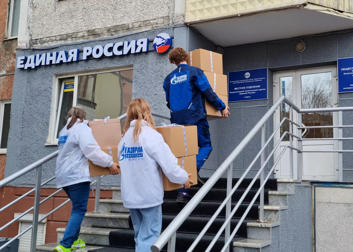 Семь коробок передали в местное отделение партии «Единая Россия» в Сургуте.jpg