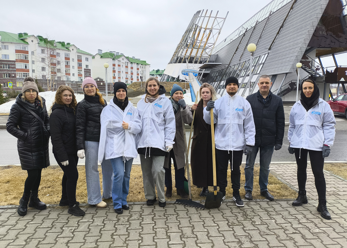 Коллеги из Белоярского. Холодная погода для дружной работы не помеха.jpg