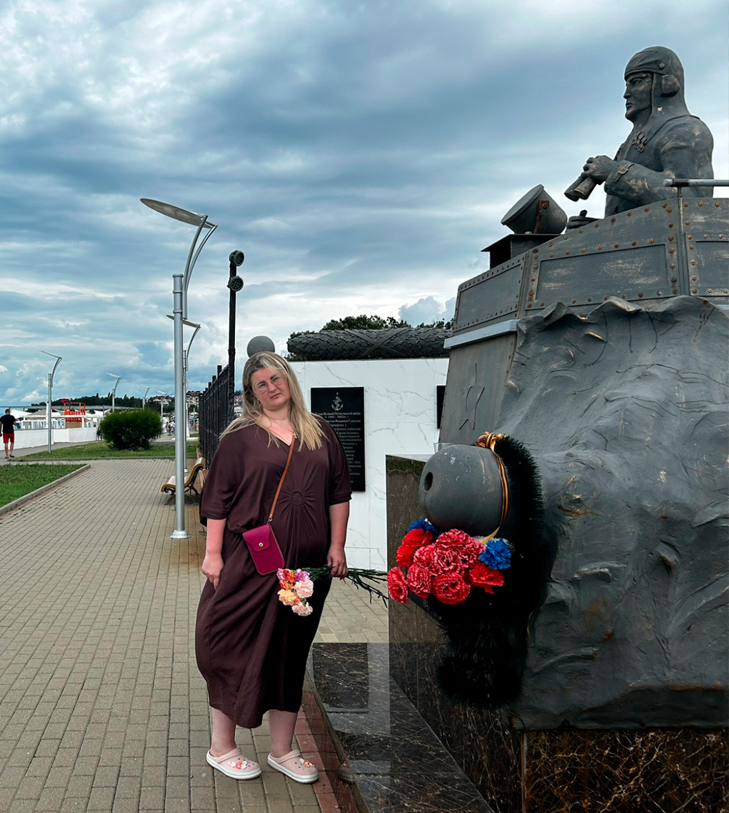 Анастасия Марченко почтила память моряков-катерников. Село Дивноморское, Краснодарский край.jpg