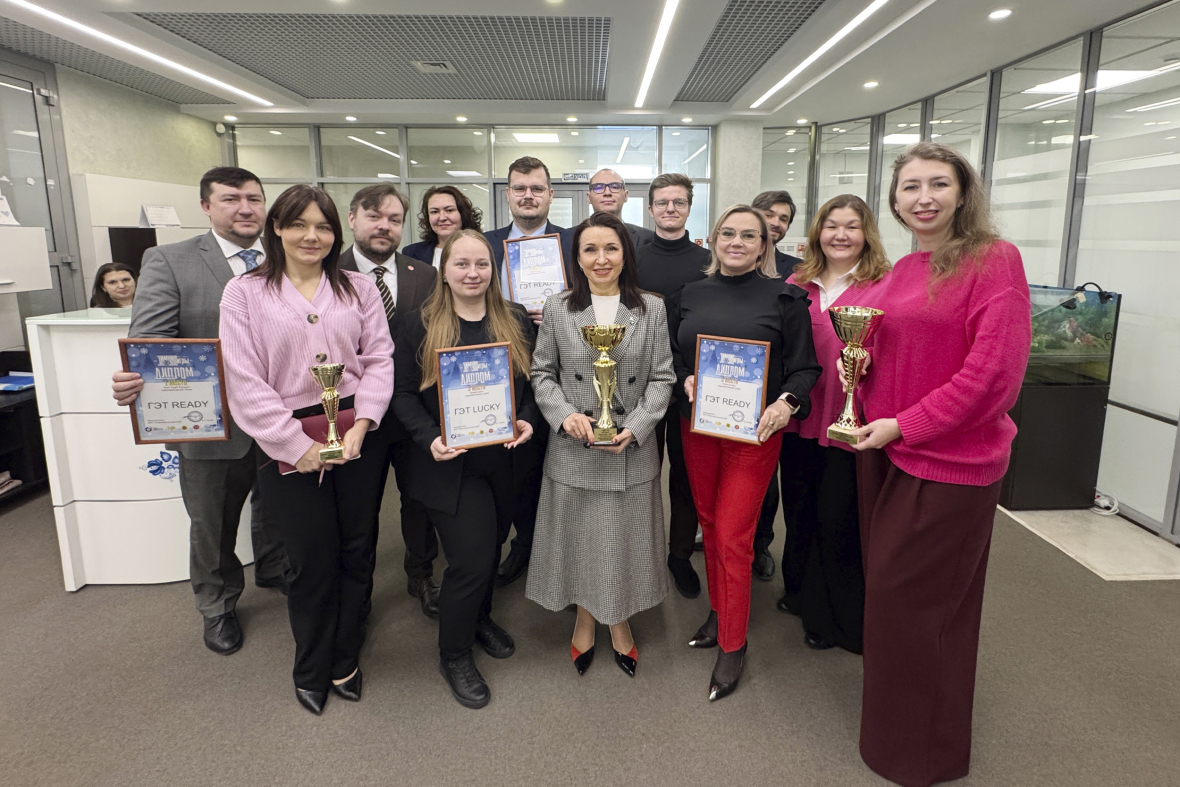 06 Татьяна Валентиновна Бычкова лично поздравила знатоков с победой.jpg