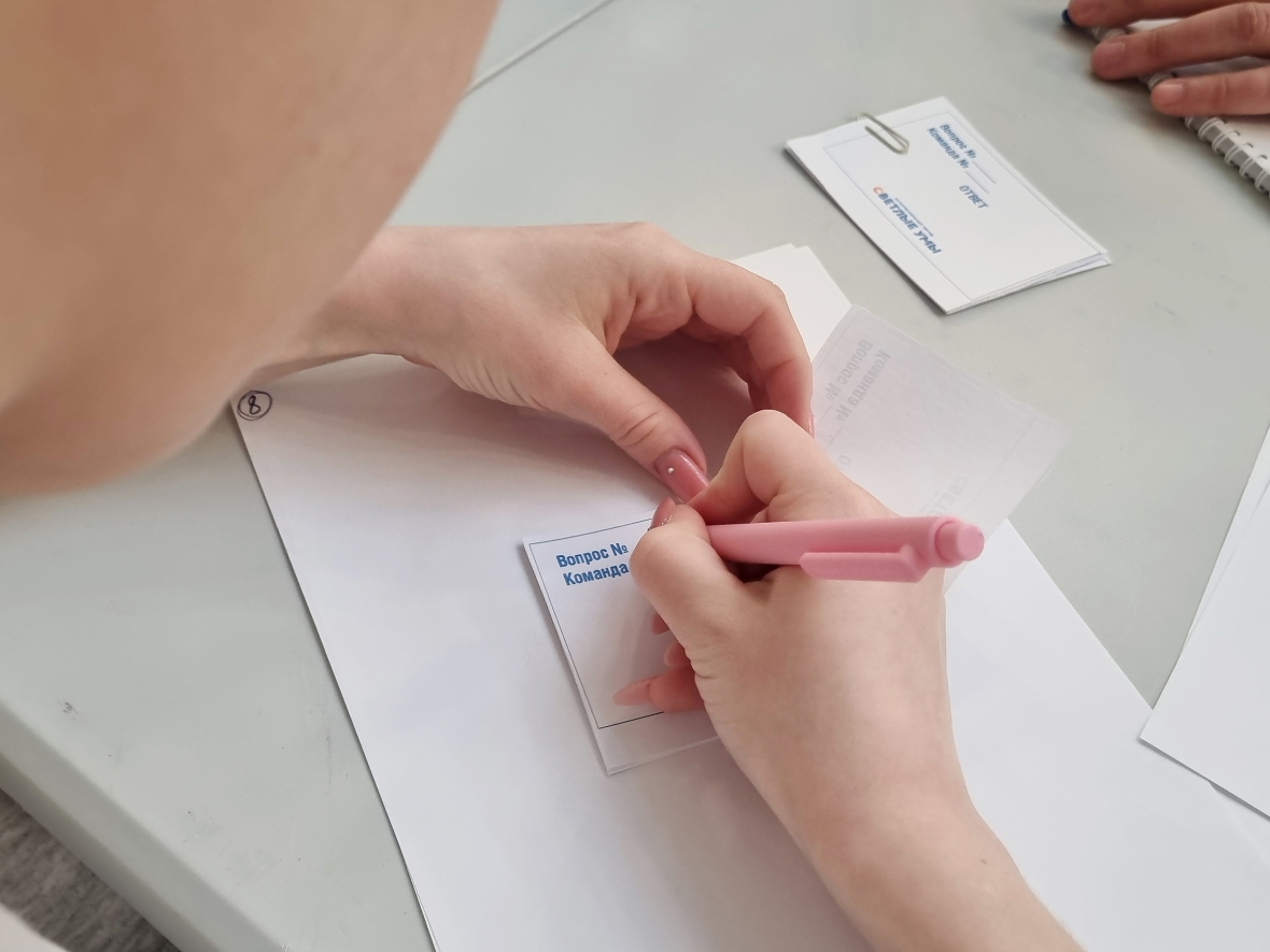 01 У команд есть минута, чтобы обсужить и написать ответ на вопрос.jpg