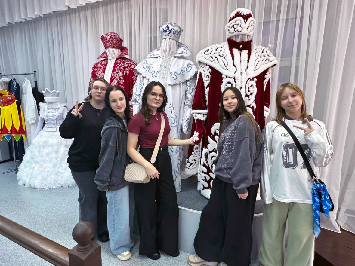 6 В Сказочном Тереме ребята нашли гардеробную с волшебными нарядами.JPG