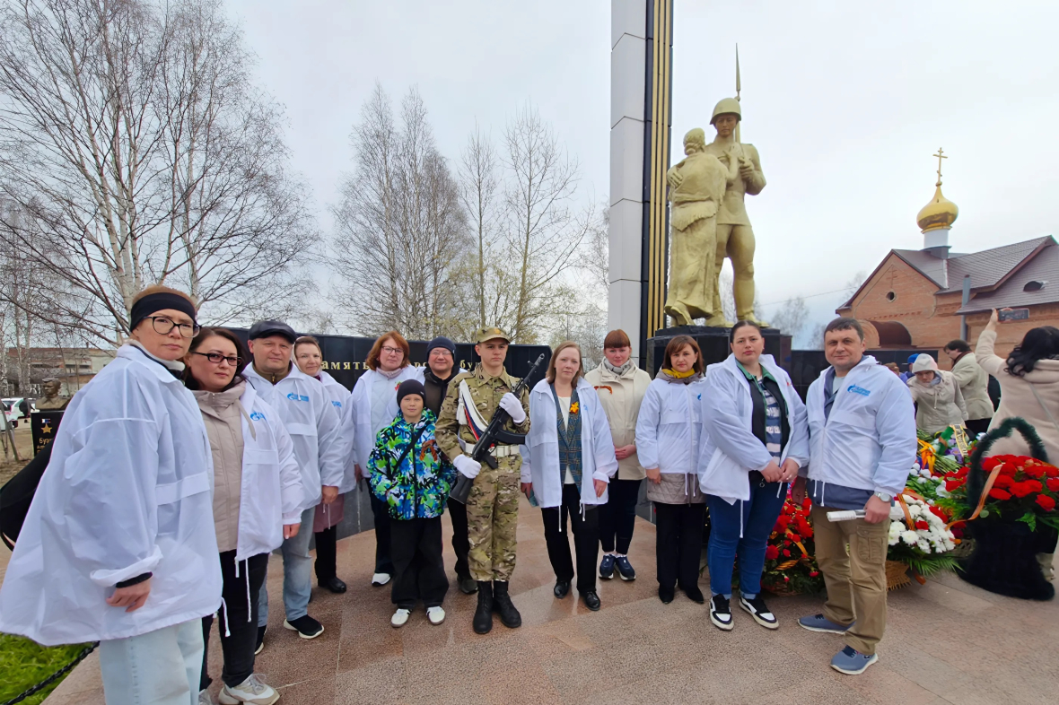 Энергетики у мемориального комплекса «Наказ матери» в г. Советский.jpeg