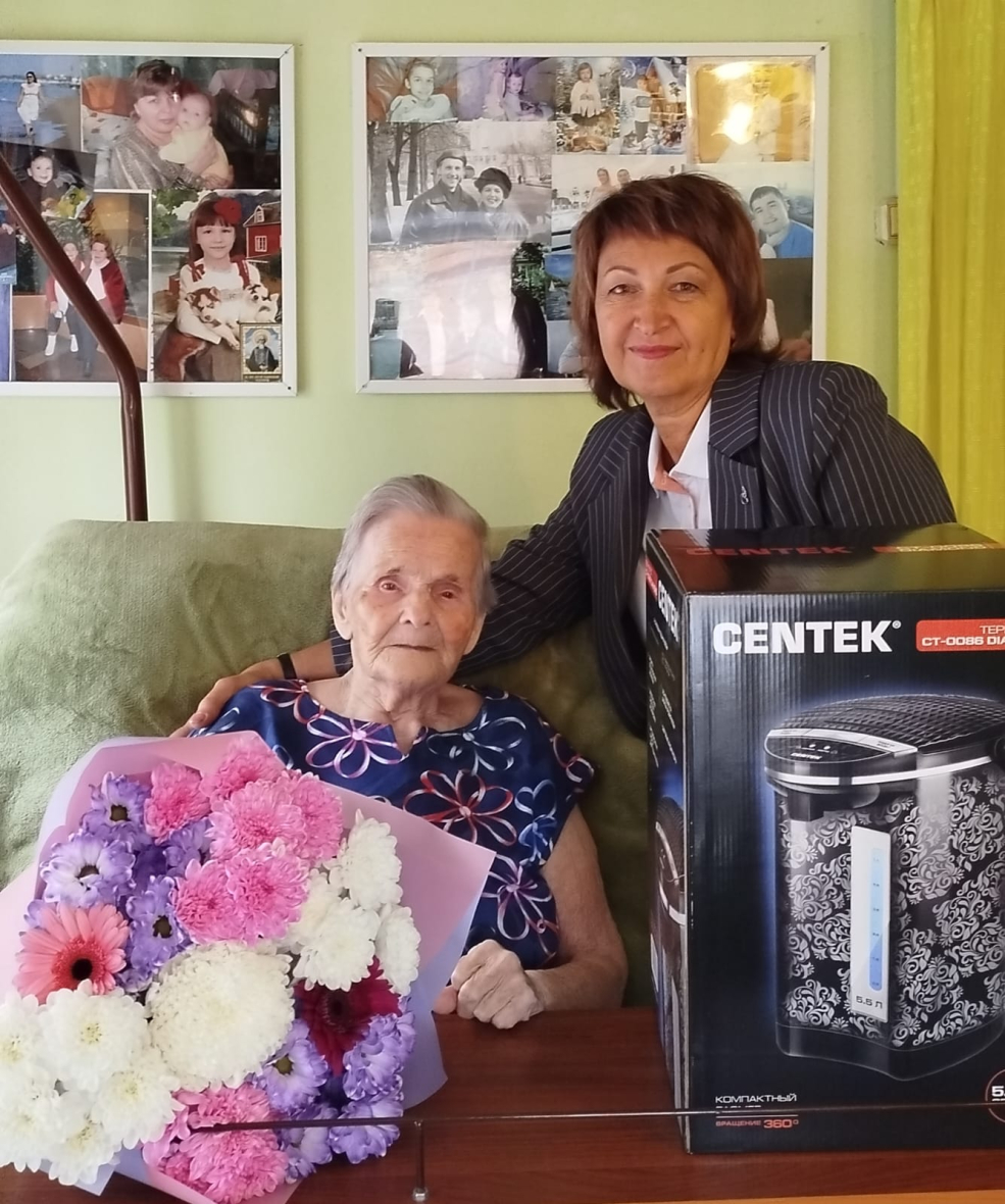 поздравление ветерана Чикариной.jpg