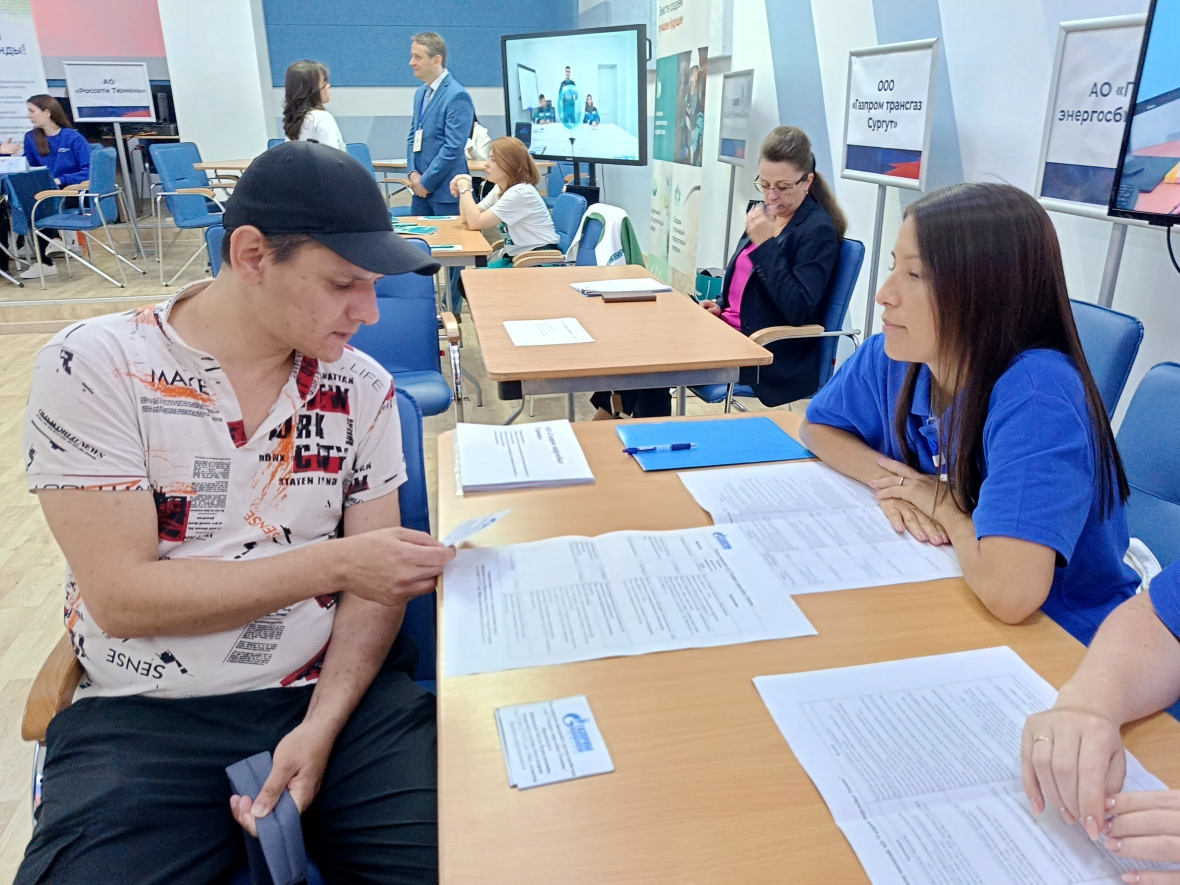 АО Газпром энергосбыт Тюмень регулярно участвует в ярмарках вакансий копия.jpg