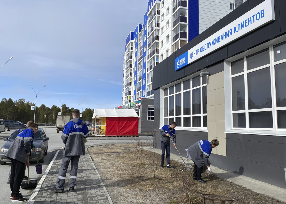 Коллеги из Когалыма навели чистоту возле центра обслуживания клиентов.jpg