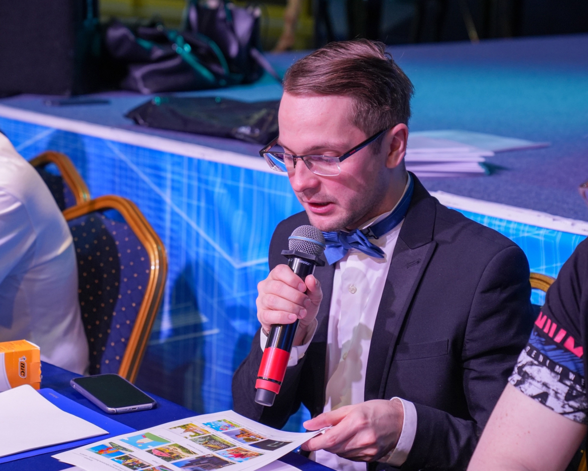 Ведущий Чемпионата – член элитарного клуба Что Где Когда Борис Белозёров.jpg