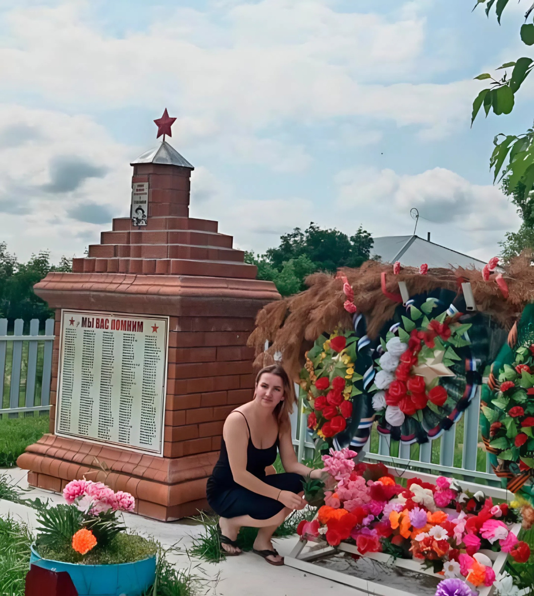 Галина Давыдова возле обелиска односельчанам, сражавшимся и погибшим за Родину. Село Першино, Курганская область..jpeg