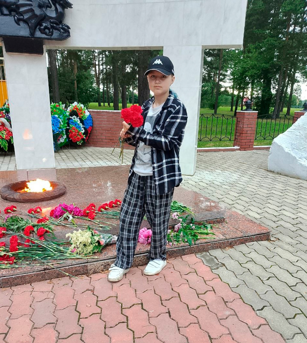 Семья Шваб знакомится с Мемориалом Славы в селе Викулово, Тюменская область.jpg